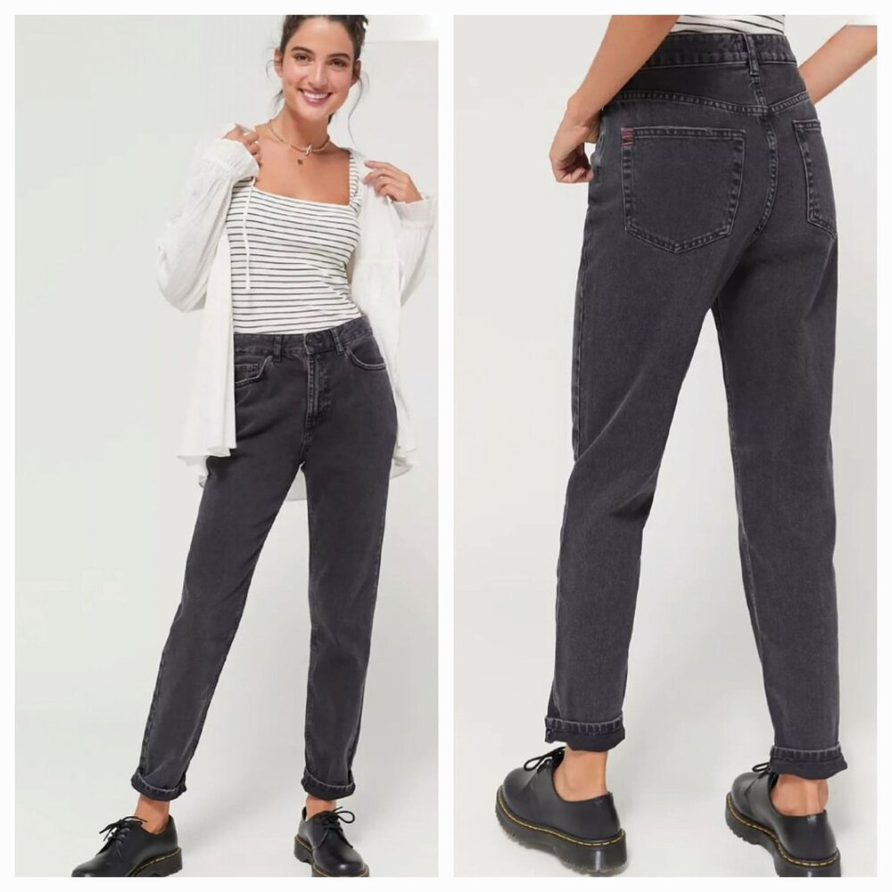 BDG High-Waisted Mom Washed Black Denim Jeans. Size 26